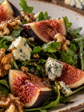 Fresh figs, Gorgonzola and glazed walnuts with rocket